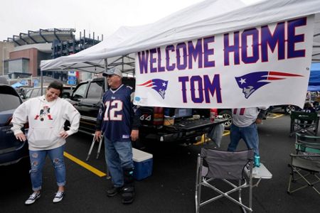 Tom Brady rallies Tampa Bay Buccaneers to 19-17 victory over his former  team, the New England Patriots 