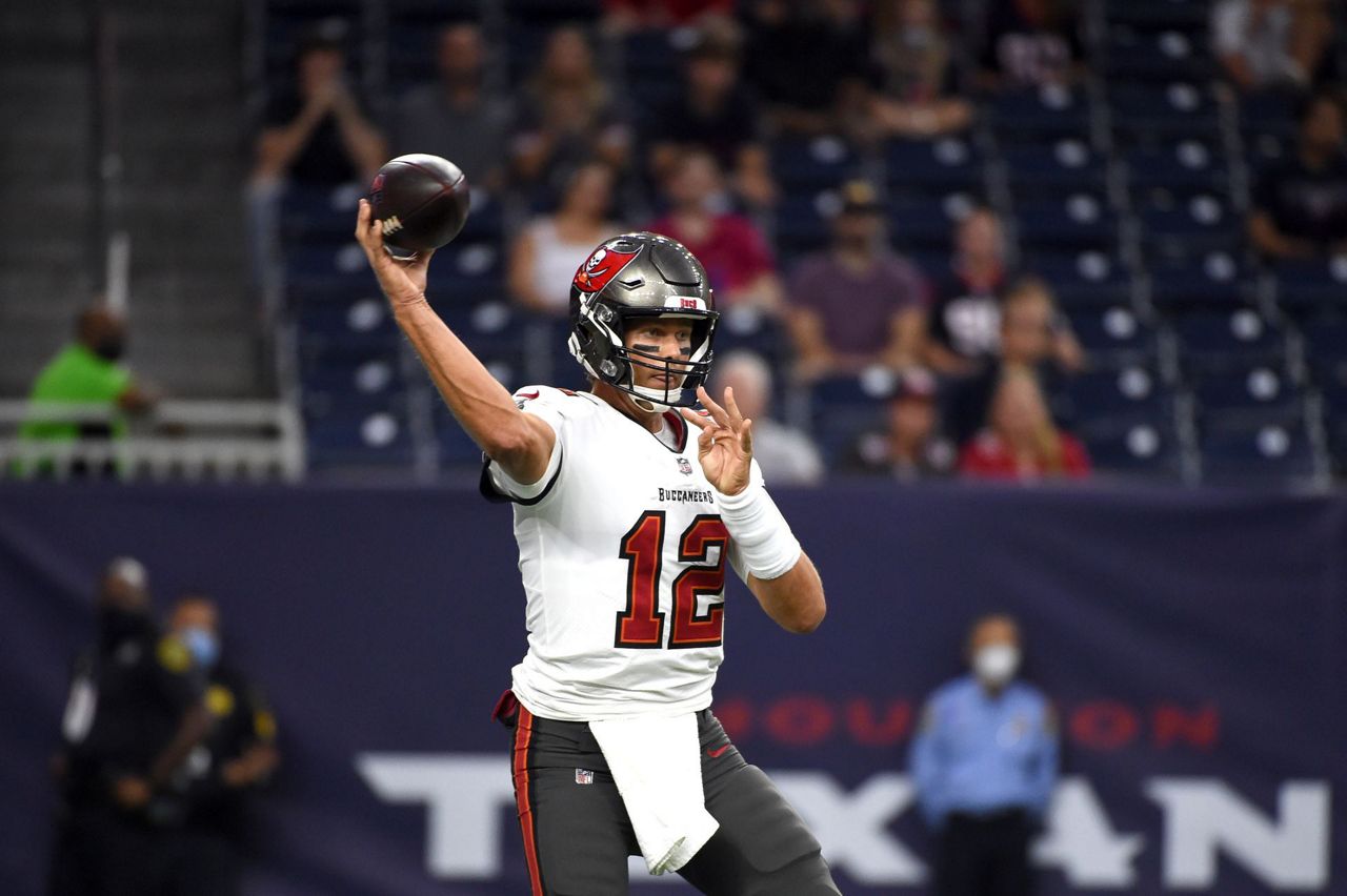 Houston Texans quarterback Tyrod Taylor (5) throw a pass against