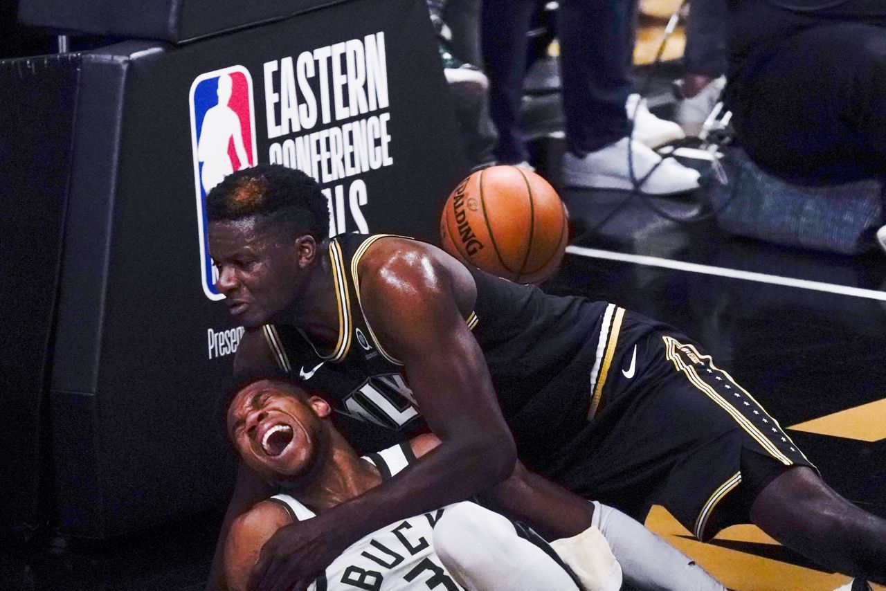 Bucks' Antetokounmpo leaves game with apparent knee injury