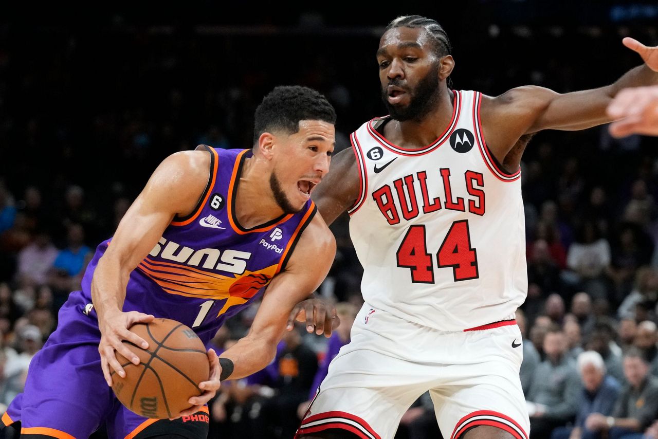 Devin Booker scores 51 points in 3 quarters, Suns rout Bulls