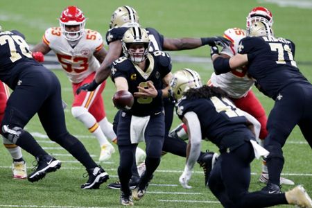 Mahomes' theatrics highlight Chiefs' 32-29 win over Saints