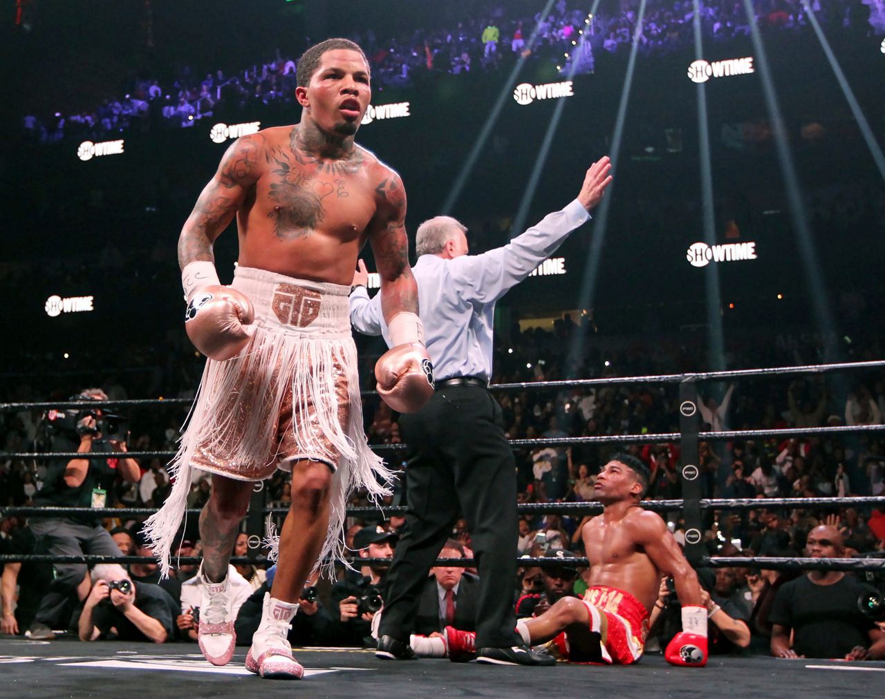 Davis knocks out Gamboa in 12th, wins WBA lightweight title