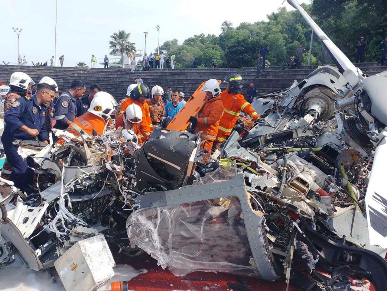 马来西亚两架军用直升机训练时相撞坠毁 机上10人全部遇难