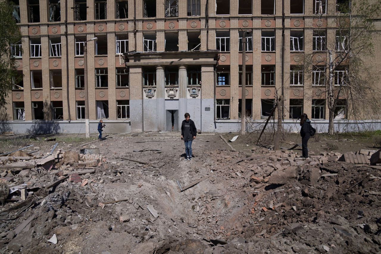 Evacuation efforts go on at sprawling Ukrainian steel mill