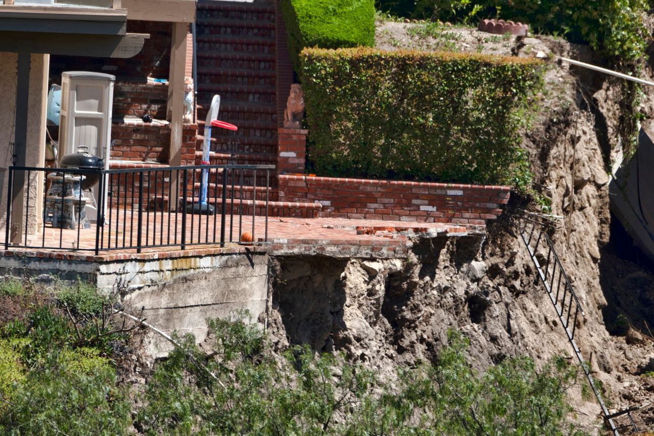 12 homes torn apart by landslide on Southern California's Palos Verdes
