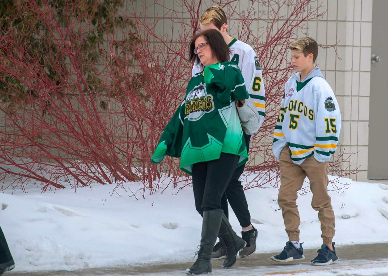 Canadians don hockey jerseys to honor dead in bus crash