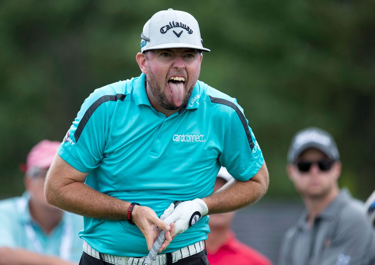 Robert Garrigus gets rocky break, leads Canadian Open