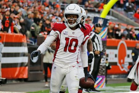 Murray throws 4 TD passes, unbeaten Cardinals batter Browns