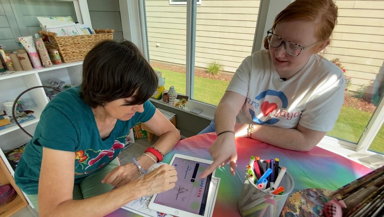 Dezarae Stone working with Lisa White on the Ipad  (Spectrum News 1/Zyneria Byrd)