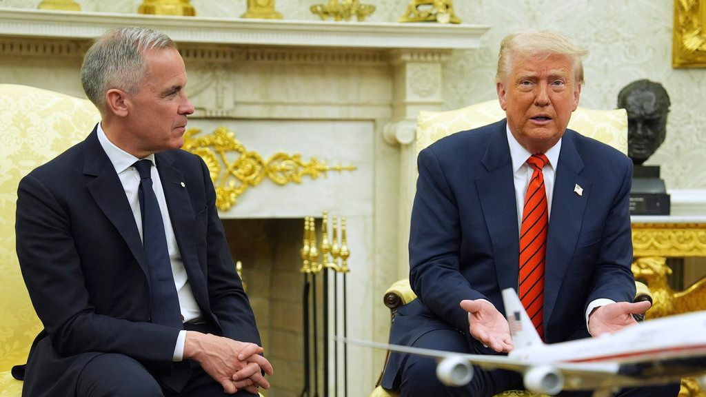 El presidente Donald Trump y el primer ministro canadiense, Mark Carney, en la Oficina Oval de la Casa Blanca, el martes 6 de mayo de 2025. 