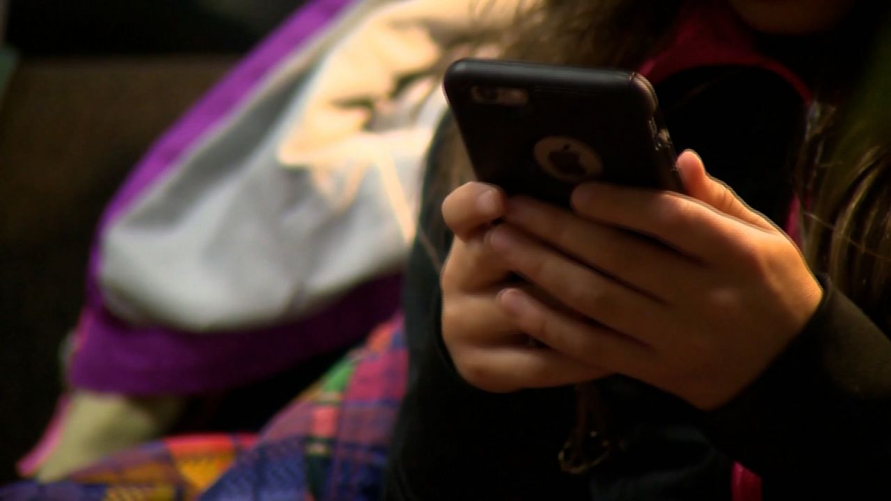 Massachusetts State Senate votes to ban cell phones in school