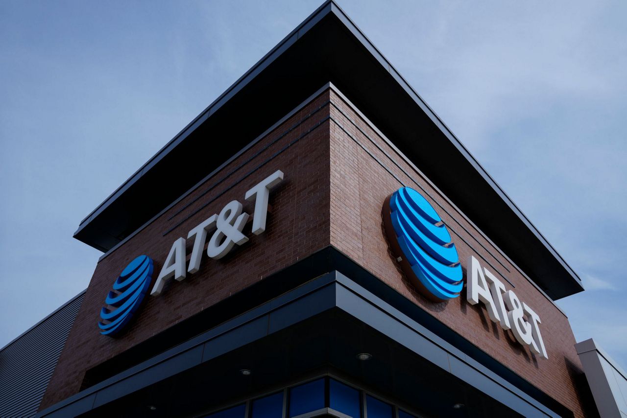 Americans reporting nationwide cellular outages from AT&T, Cricket