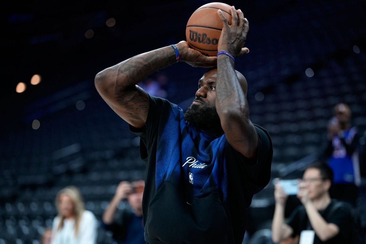 LeBron James tosses chalk, gets 76ers intro for 1st time in ...