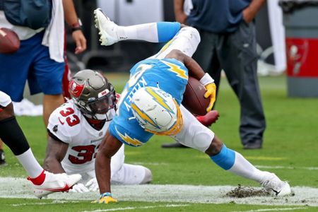 Brady throws for 5 TDs, Buccaneers rally to beat Chargers 38-31