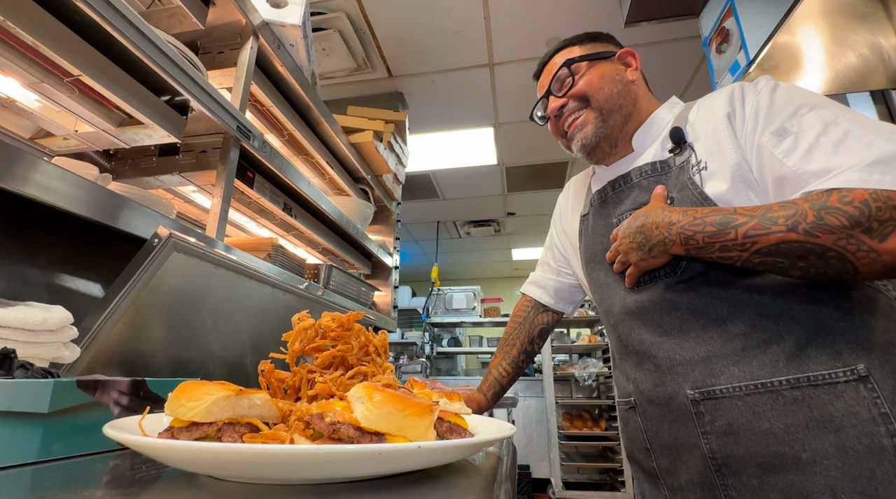 Former White House chef offering presidential plates