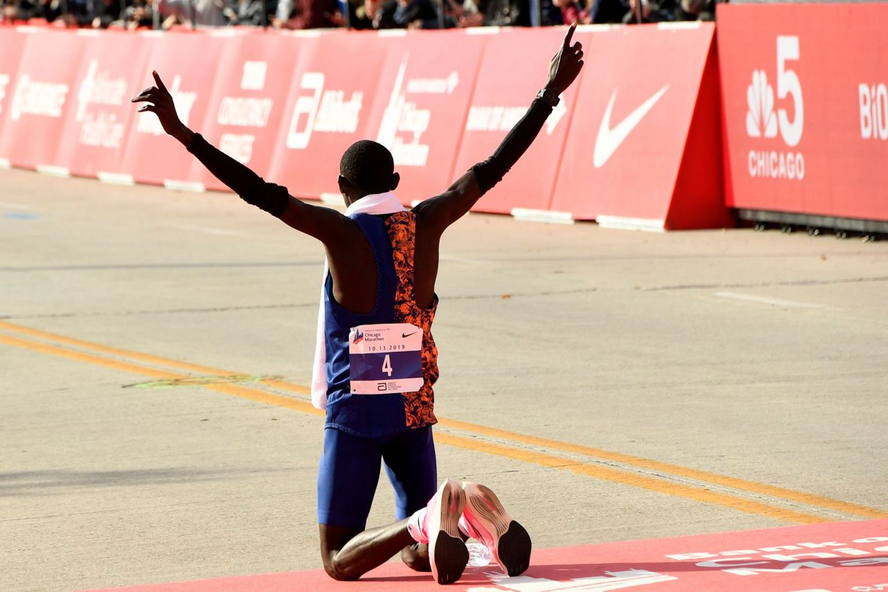 Australian kurt fearnley won the bank of america chicago marathon's wheelchair division for men, while tatyana mcfadden, 22, a member of the . Kenya's Brigid Kosgei sets world marathon record in Chicago