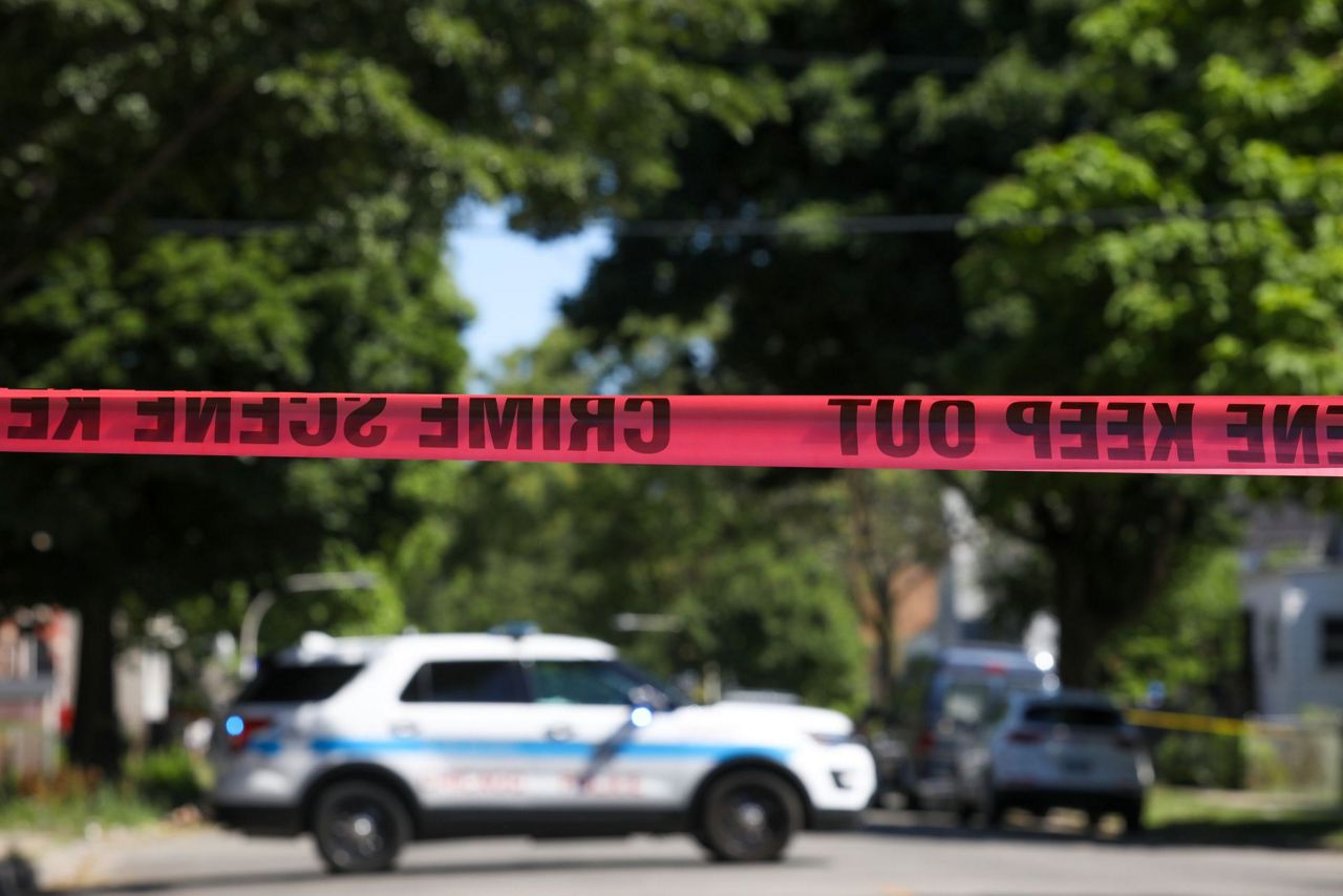 Police: 4 dead, 4 hurt in shooting on Chicago's South Side