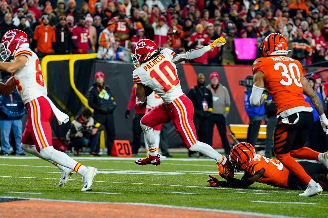 Burrow Tops Mahomes Again, Rallies Bengals Past Chiefs 27-24