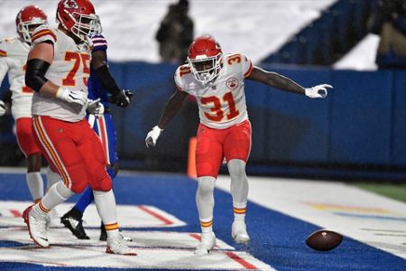 NFL: Chiefs, Clyde Edwards-Helaire run away with win over Bills; Cardinals  rout Cowboys - Los Angeles Times