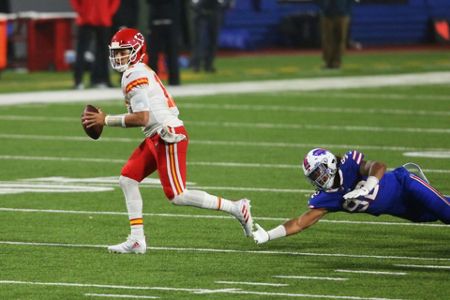 NFL: Chiefs, Clyde Edwards-Helaire run away with win over Bills; Cardinals  rout Cowboys - Los Angeles Times