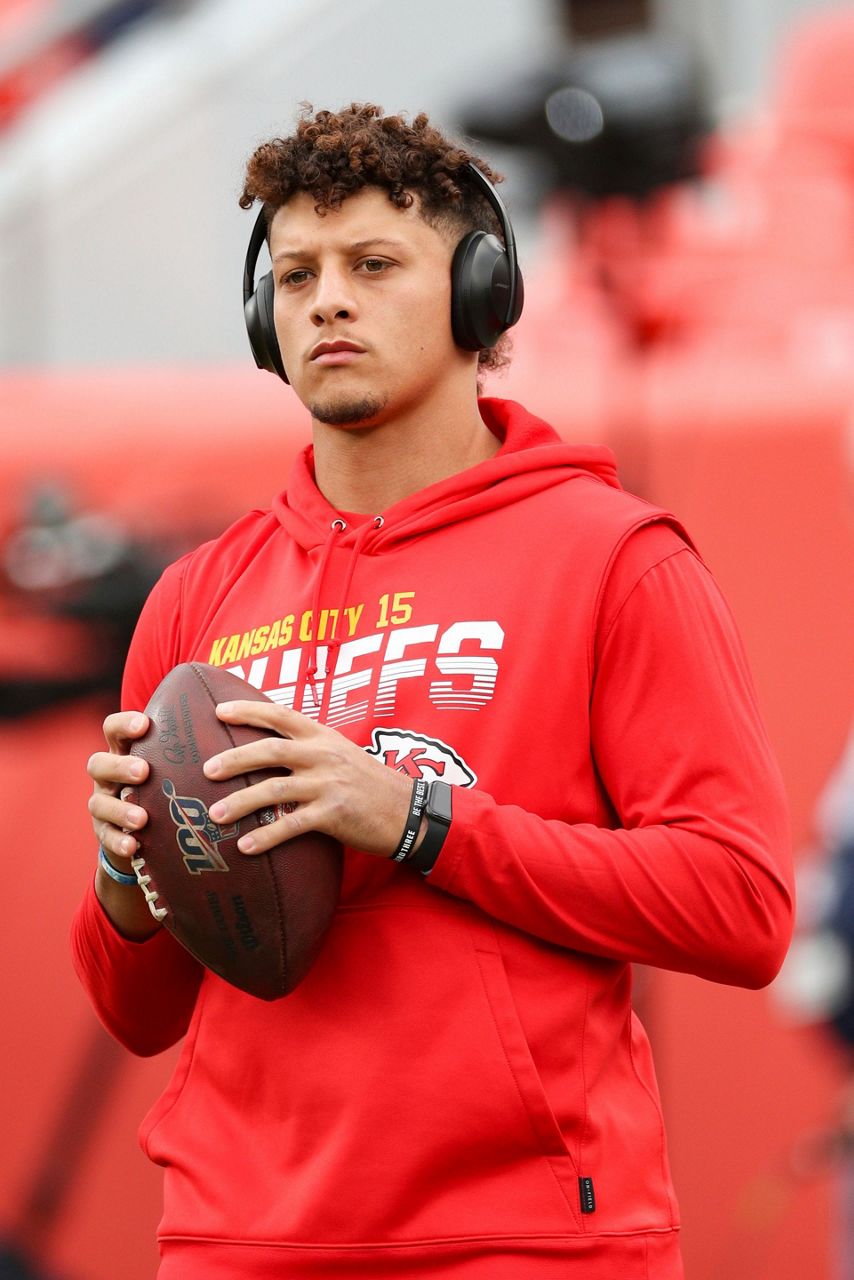 mahomes-listed-as-questionable-for-chiefs-game-vs-vikings