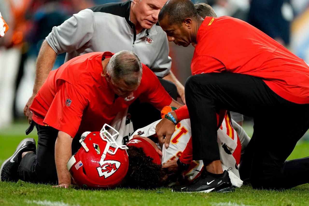 Patrick Mahomes Hurts Knee In Chiefs' Win Over Broncos