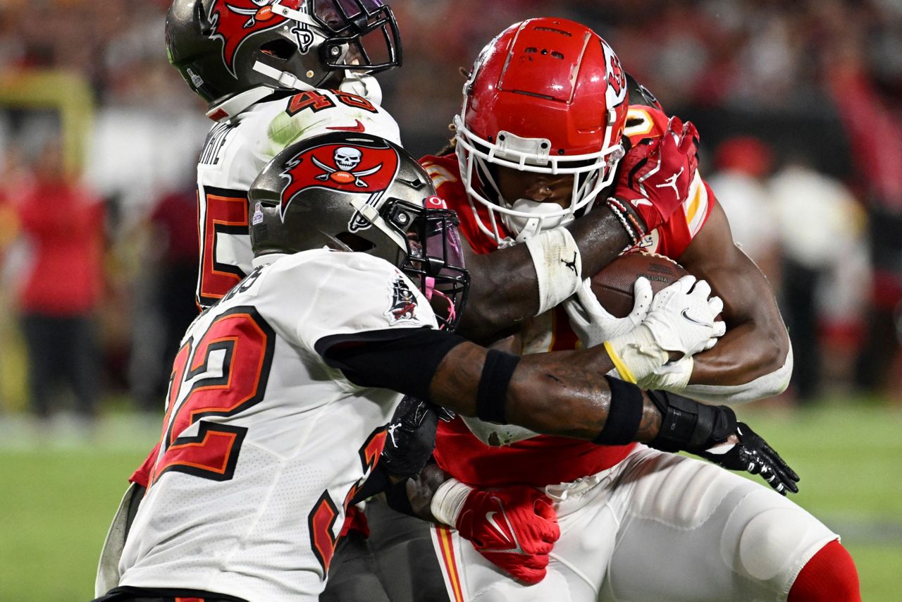 Mahomes throws for 3 TDs, Chiefs overwhelm Buccaneers 41-31