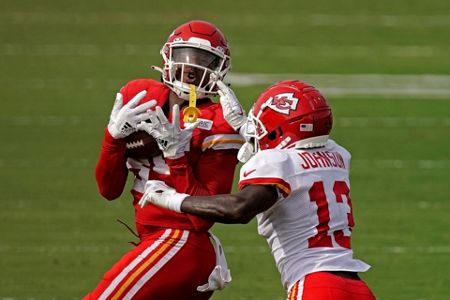 Chiefs' Mahomes to buck NFL trend, play preseason opener