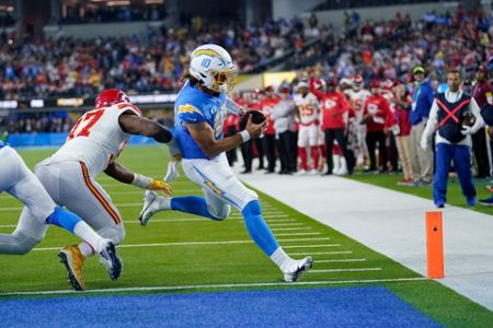 Travis Kelce's OT touchdown gives Chiefs win over Chargers