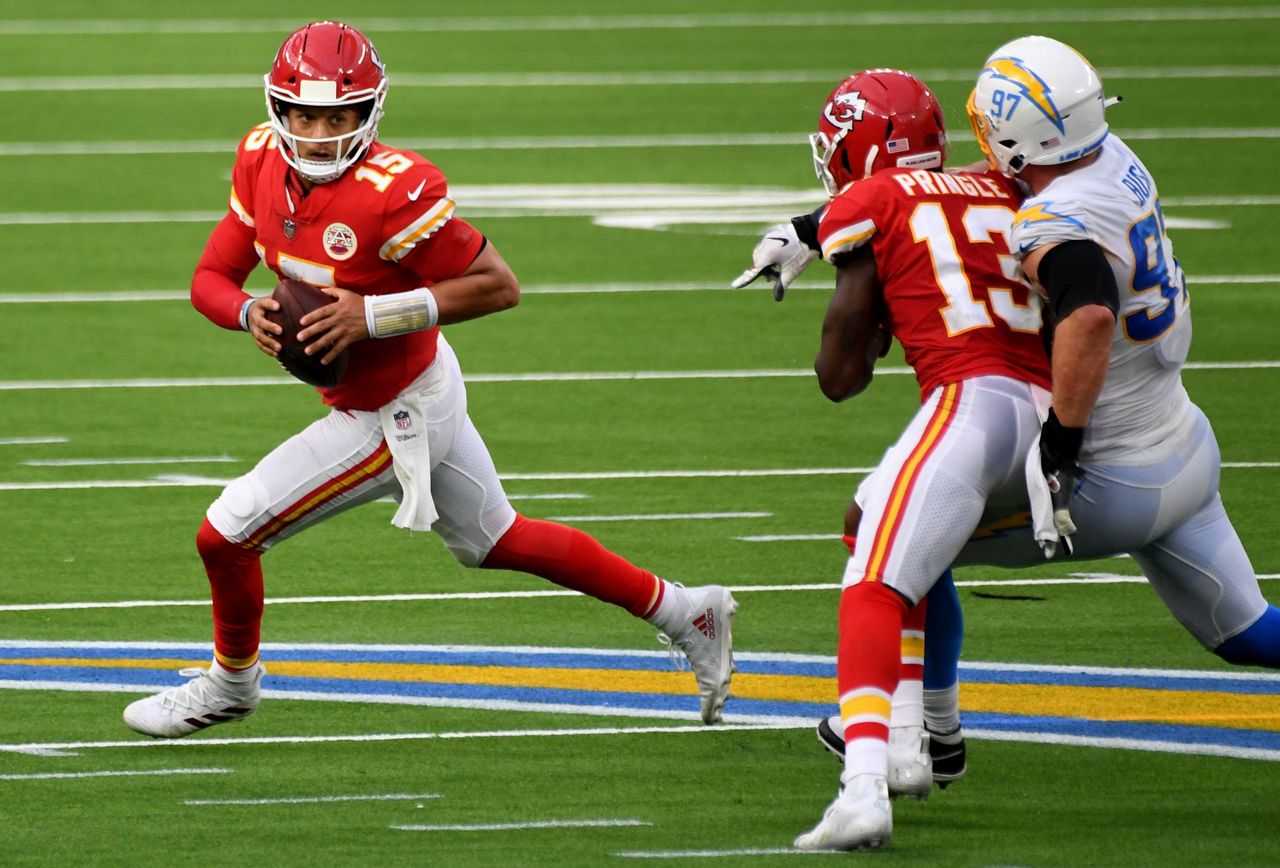 https://s7d2.scene7.com/is/image/TWCNews/Chiefs_Chargers_Football_57379