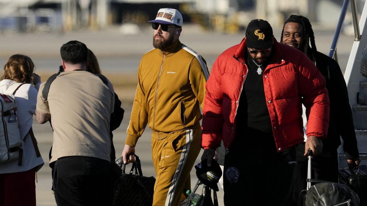 Chiefs and Eagles arrive in New Orleans