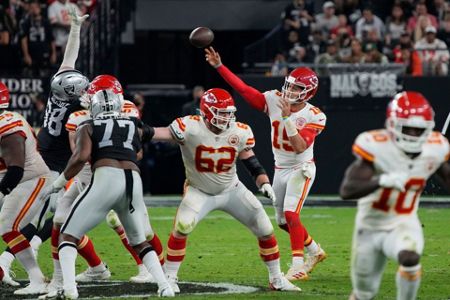 Mahomes' 5 TD passes lead Chiefs past Raiders 41-14