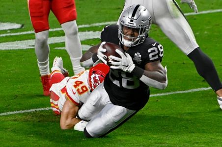 Mahomes hits Kelce in last minute, Chiefs edge Raiders 35-31