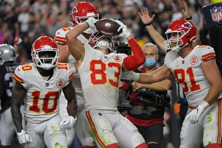 Mahomes' 5 TD passes lead Chiefs past Raiders 41-14