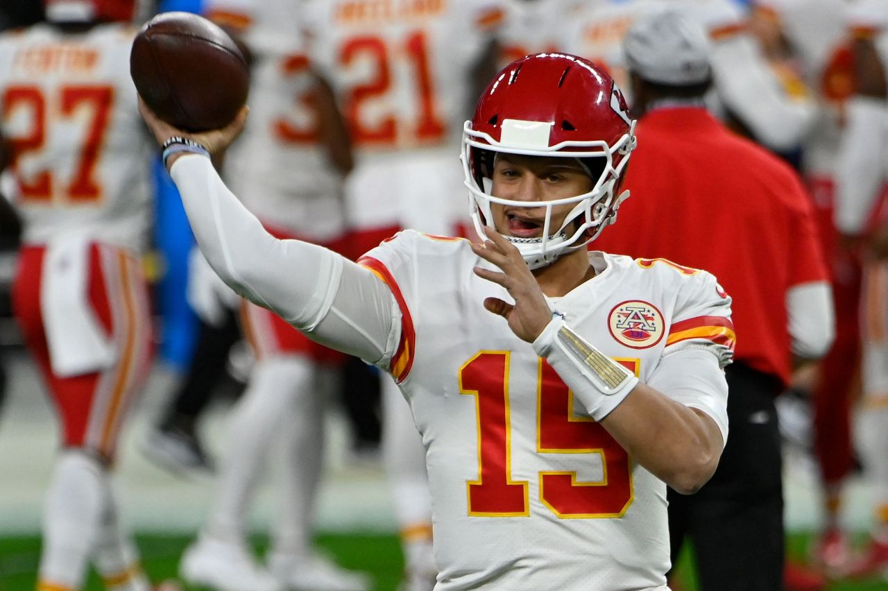 Chiefs' Travis Kelce throws helmet in frustration after interception