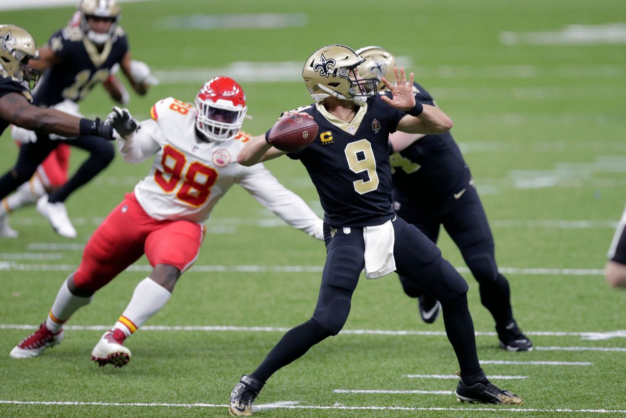 Mahomes' Theatrics Highlight Chiefs' 32-29 Win Over Saints