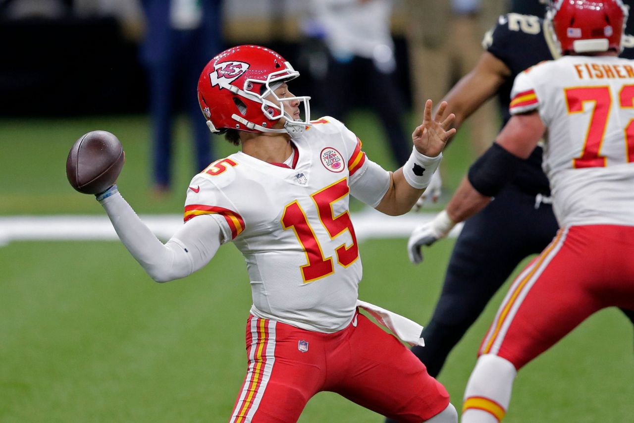 Mahomes' theatrics highlight Chiefs' 32-29 win over Saints