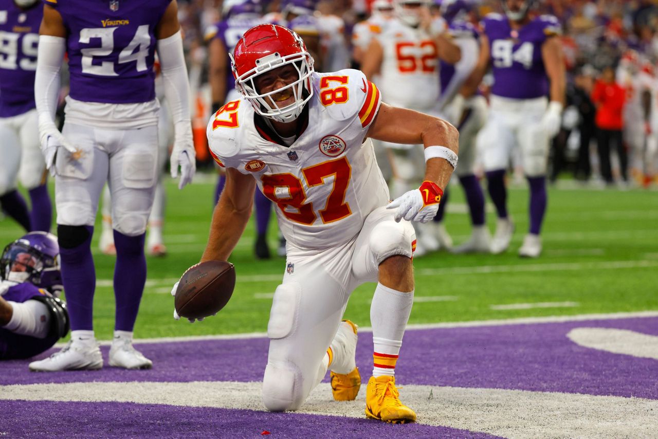 Chiefs star Travis Kelce leaves game vs Vikings with right ankle injury ...