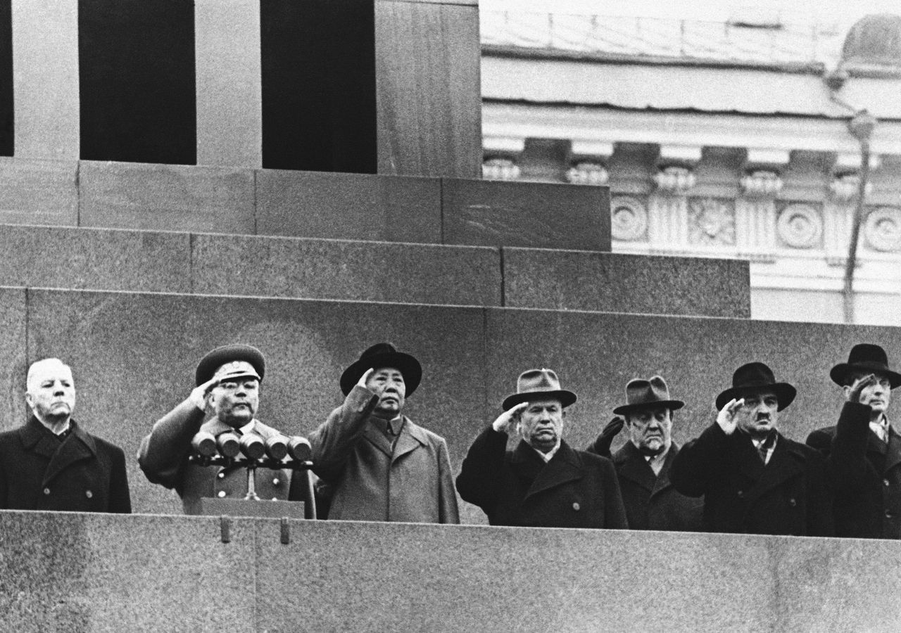 Мао ссср. Мао Цзэдун в Москве 1957. Мао Цзэдун мавзолей Сталин. Mao Zedong Хрущёв. Мао Цзэдун в Москве.