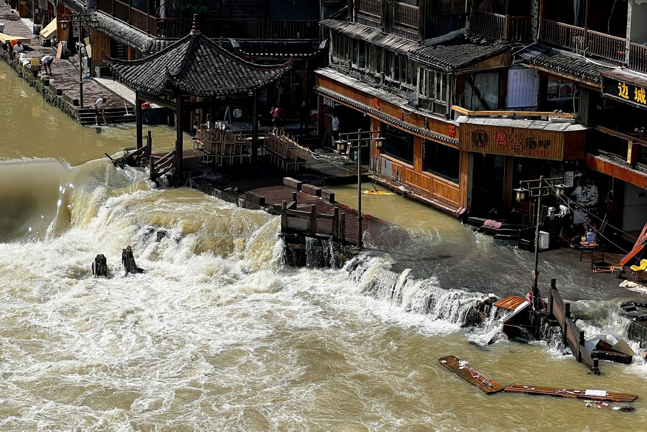 Heat wave, flooding leave over a dozen dead in China