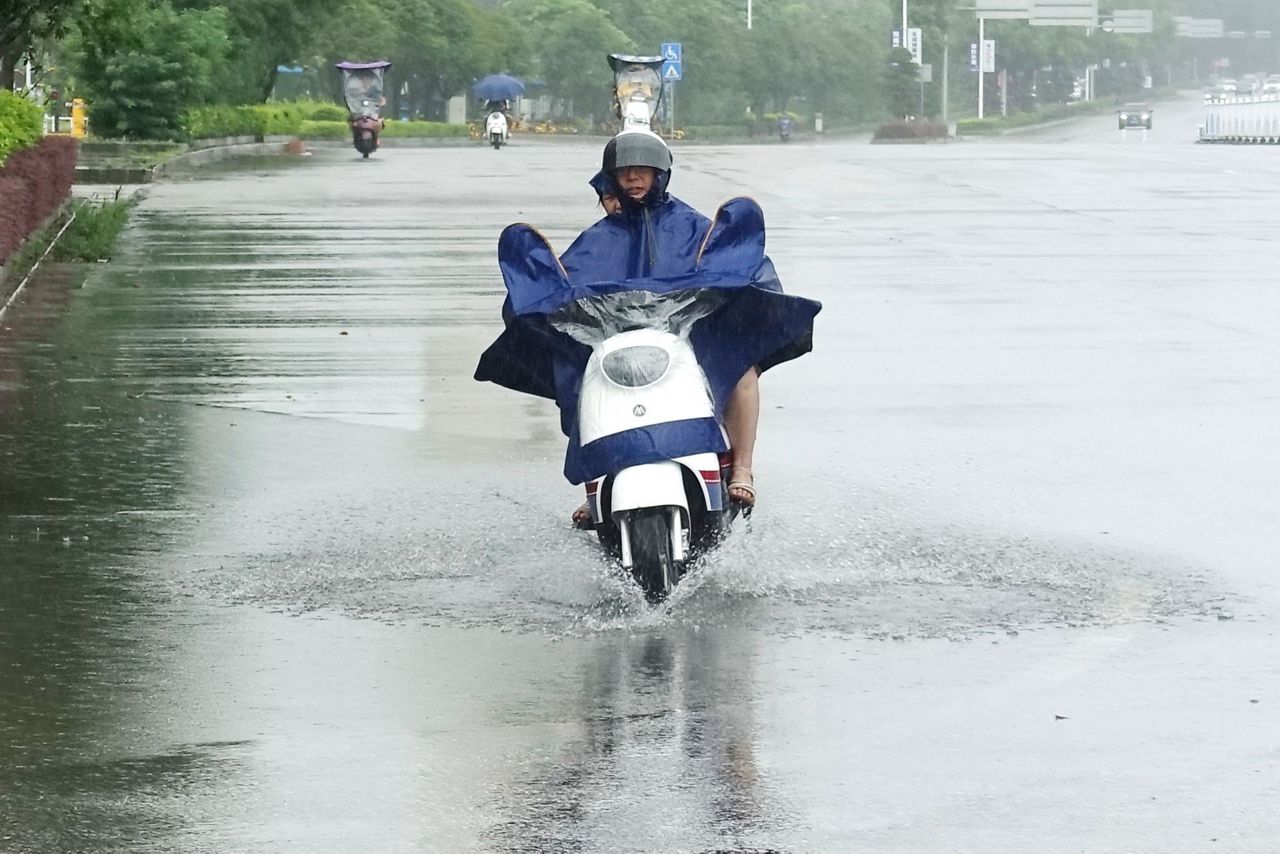 中国は天候が不安定になるにつれて記録的な雨と暑さを見ています