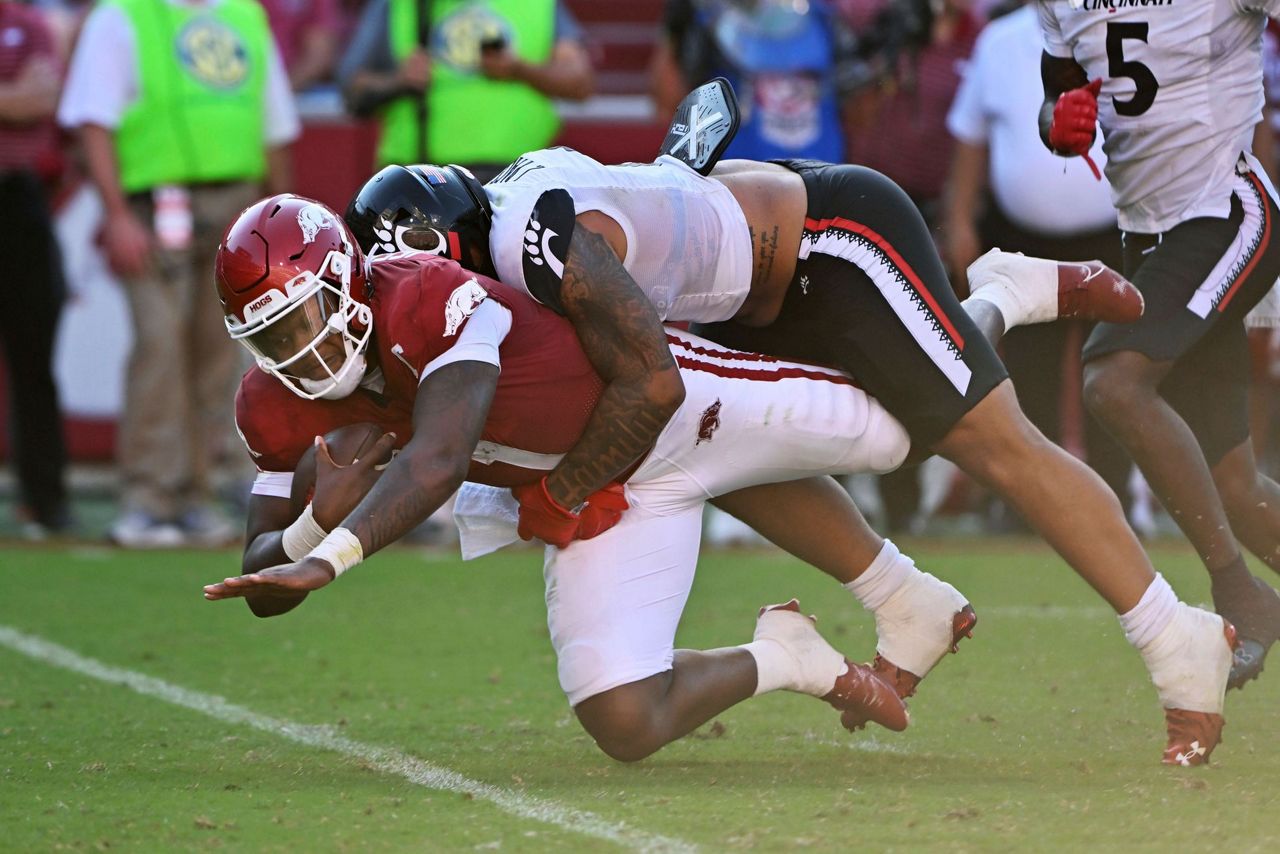 Jefferson generates 4 TDs to power Arkansas past Cincinnati
