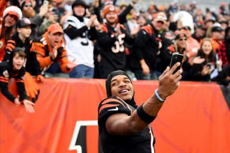 Uzomah, Mixon and the Bengals fan's phone that fell celebrating a TD