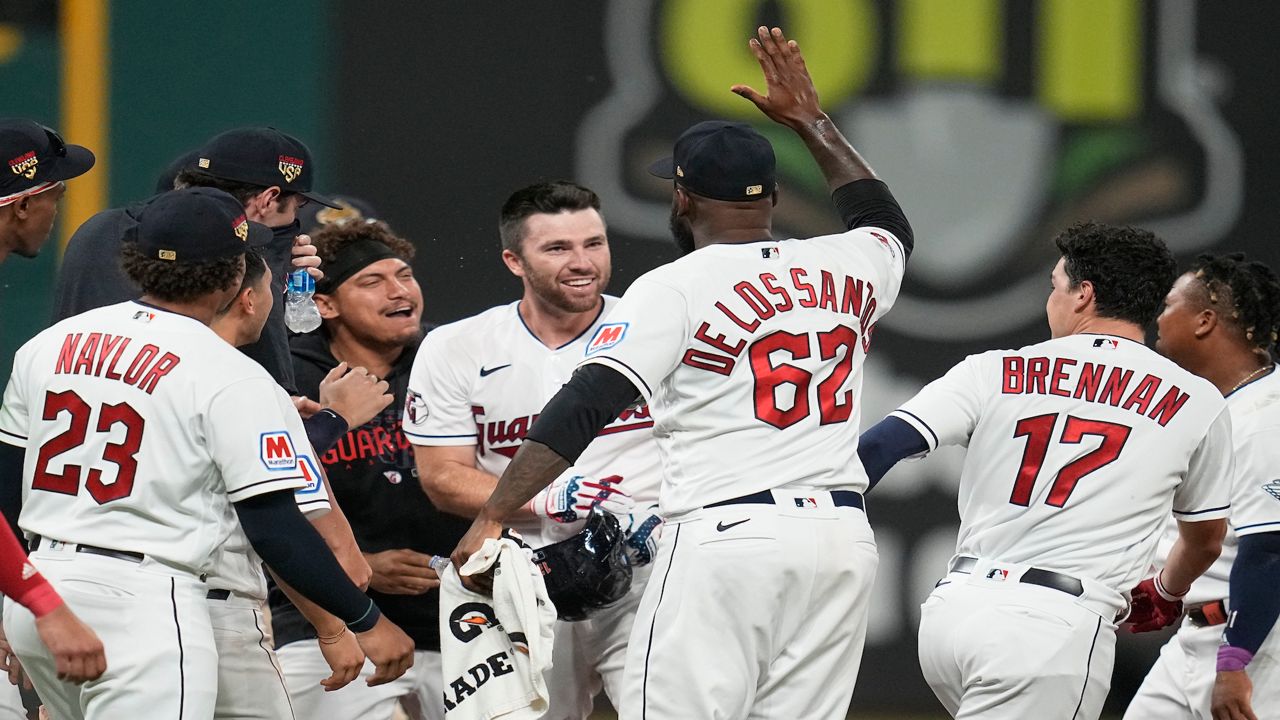 Braves rally past Cards for 2-1 series lead