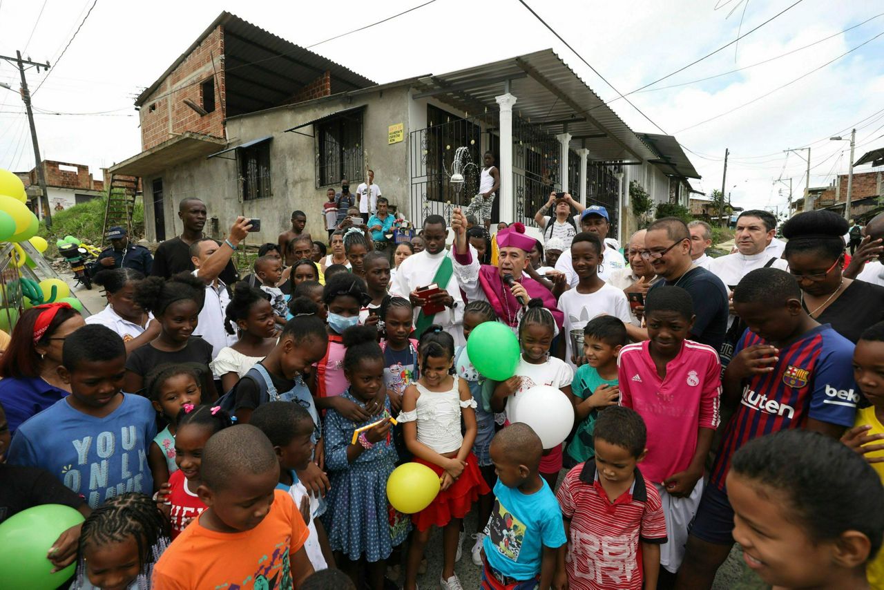 Colombian bishop hopes holy water will curb city's crime