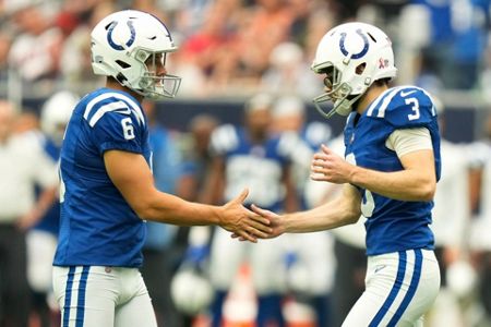 Season over for Colts' Adam Vinatieri as kicker goes on injured reserve