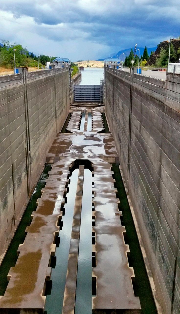 Broken Columbia River barge lock means commerce chokehold