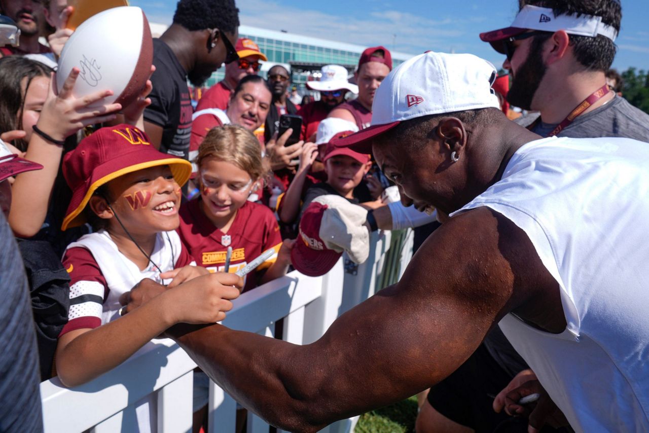 Commanders WR Terry McLaurin reports to camp despite ongoing contract ...