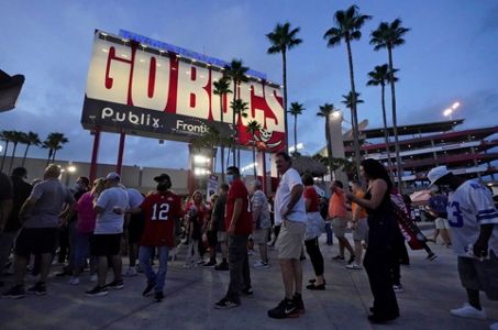 Bucs fans tailgate outside Raymond James Stadium