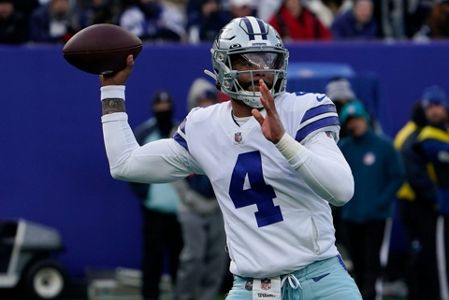 New York Giants outside linebacker Quincy Roche (95) runs up the field  during an NFL football game against the Dallas Cowboys, Sunday, Dec. 19,  2021, in East Rutherford, N.J. The Dallas Cowboys